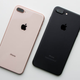 iPhone 8 Plus color Gold a la izquierda, iPhone 7 Plus negro mate a la derecha. Imagen: Adam Clark Estes